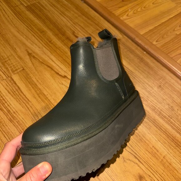 Ugg Neumel Chelsea Platform Boots - Womens Size 10 - Green and Brown Leather - Picture 4 of 8